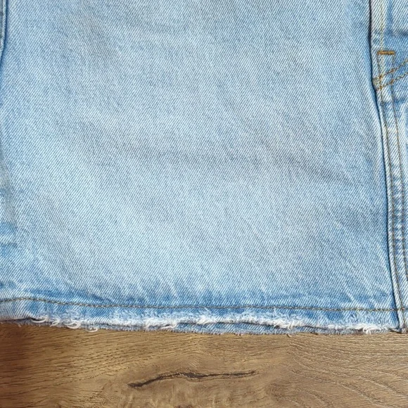 Levis Premium Icon Skirt in Light Wash mini button fly  sz 27 - Picture 6 of 8